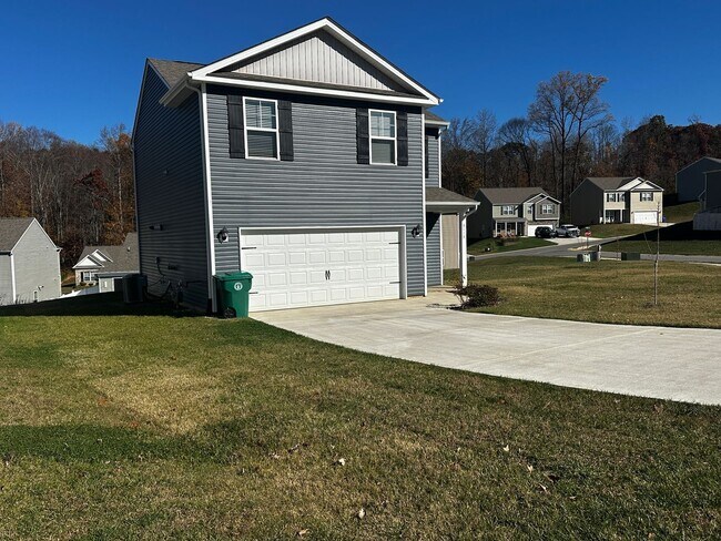 Building Photo - E. Morristown - 3 bed/2.5 bath home with garage