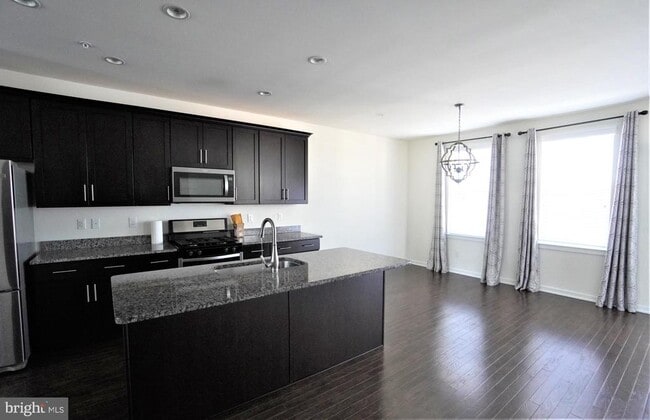 Building Photo - 13 Jessop Ln