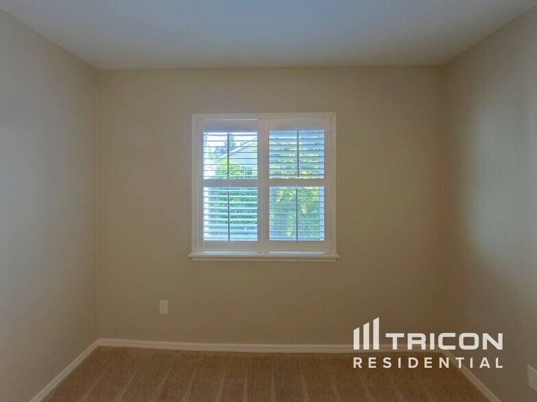 Building Photo - 1811 NE 89th Cir