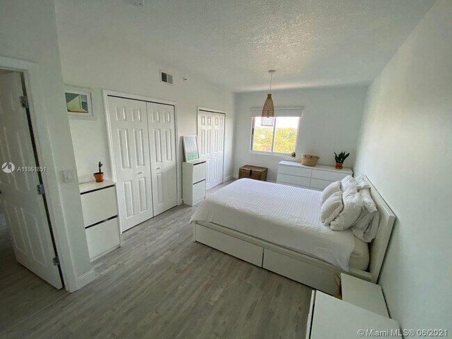 Building Photo - 3500 Coral Wy