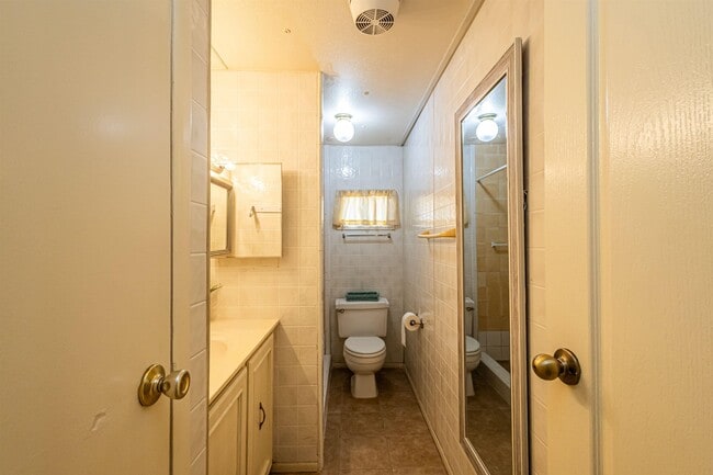 Building Photo - 2006 Piedra China St