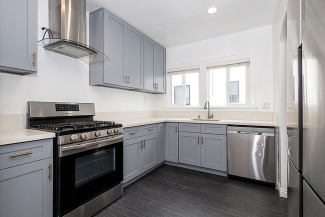 Building Photo - Bright and airy 2-bedroom 2-bath in Mid- City