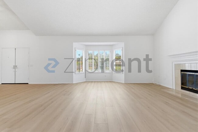 Building Photo - Unit