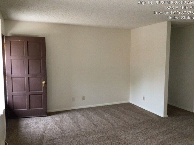 Building Photo - 2 Bedroom 1 Bath - Garden Level Apartment