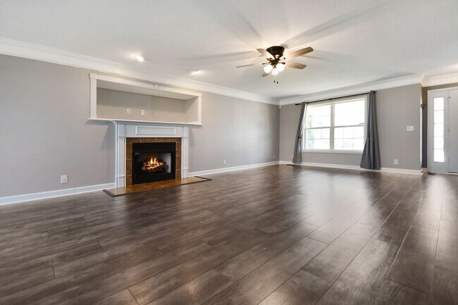 Building Photo - Pet Friendly Three Bedroom with Bonus!