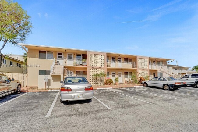 Building Photo - 2909 Middle River Dr