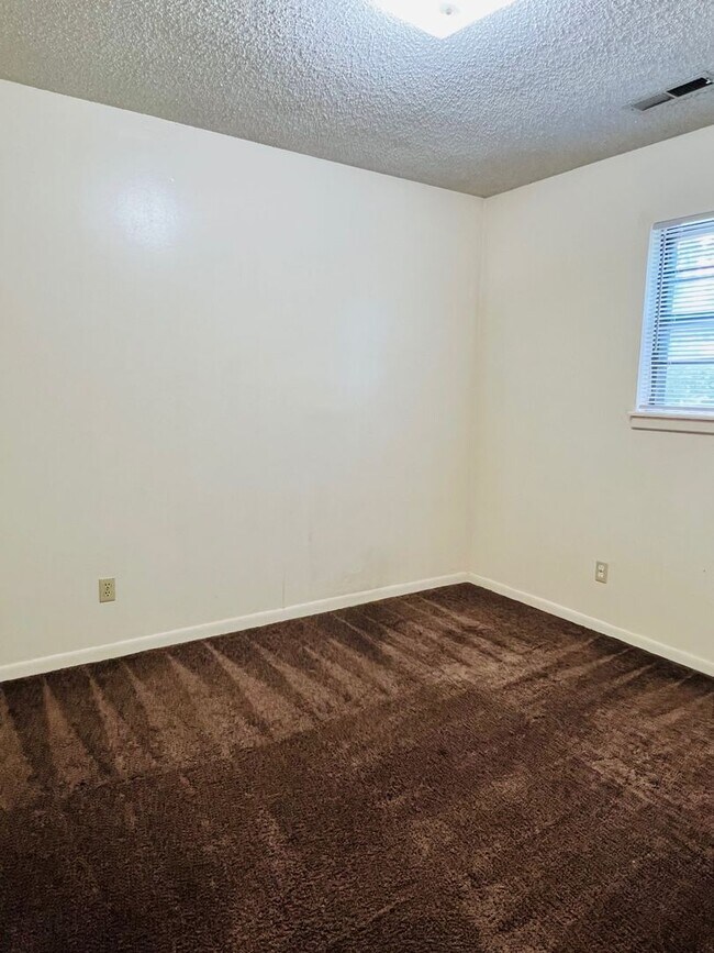 Building Photo - Upper Level Unit