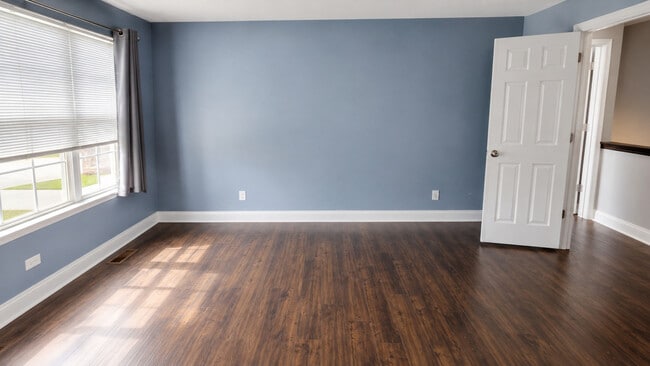 Building Photo - 1561 E Chivalry Ct