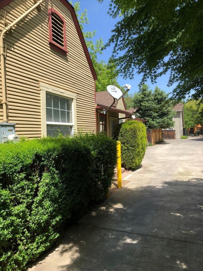 Building Photo - 1160 Palm Ave