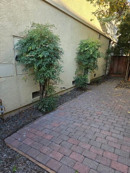 Building Photo - 426 Matteri Cir