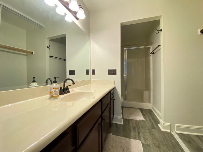 Building Photo - Spacious Two Bedroom featuring Ensuite Bathrooms! TWO ASSIGNED PARKING SPACES! Air Conditioning I...