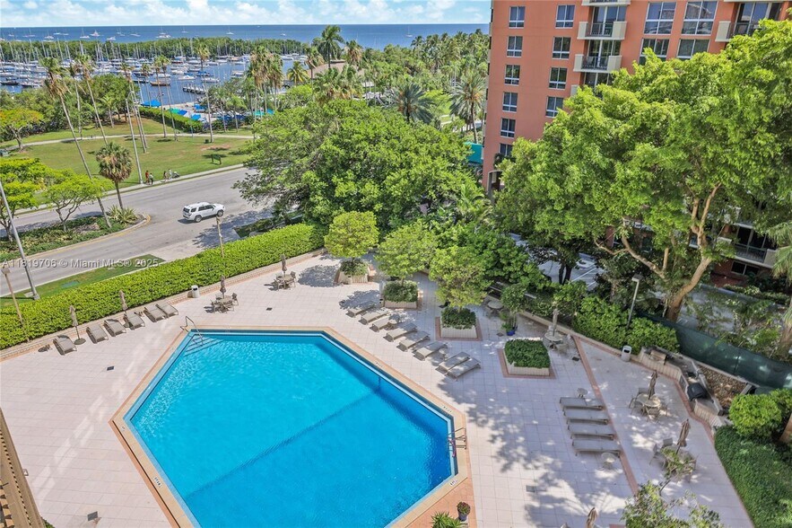 Building Photo - 2901 S Bayshore Dr