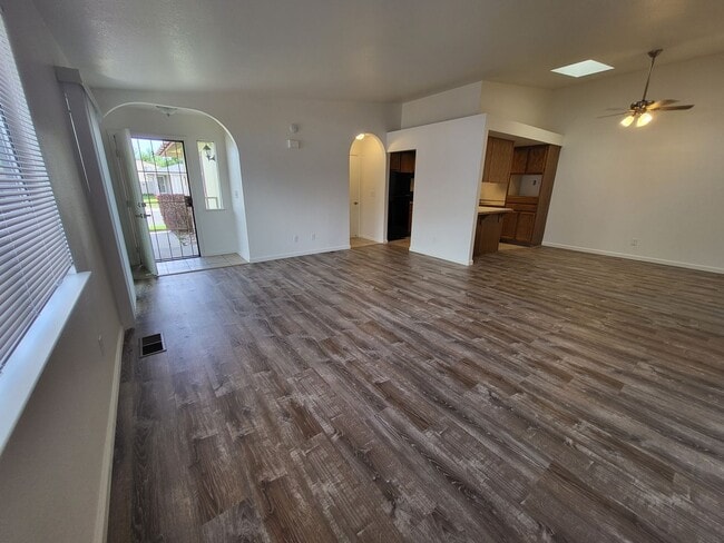 Building Photo - WAG0780>