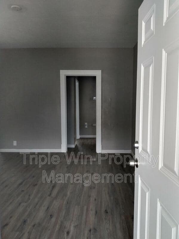 Building Photo - 830 Warne St
