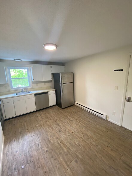 Building Photo - 851 Mammoth Rd