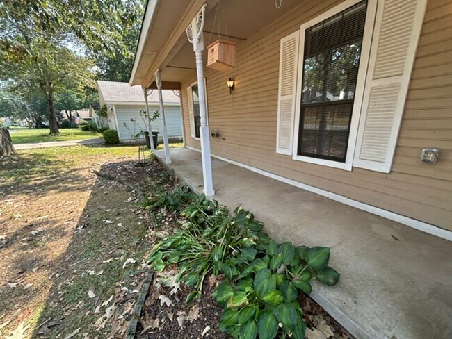 Building Photo - 121 Silverbrook Dr