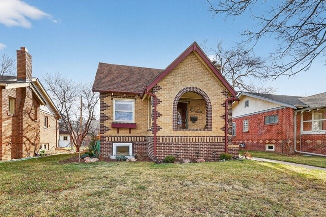 Building Photo - Platt Park Classic! 4 Beds, 2 Bath - Fully remodeled! Don't miss out on this one!