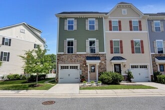 Building Photo - Stunning Townhome with Water Views!