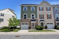 Building Photo - Stunning Townhome with Water Views!