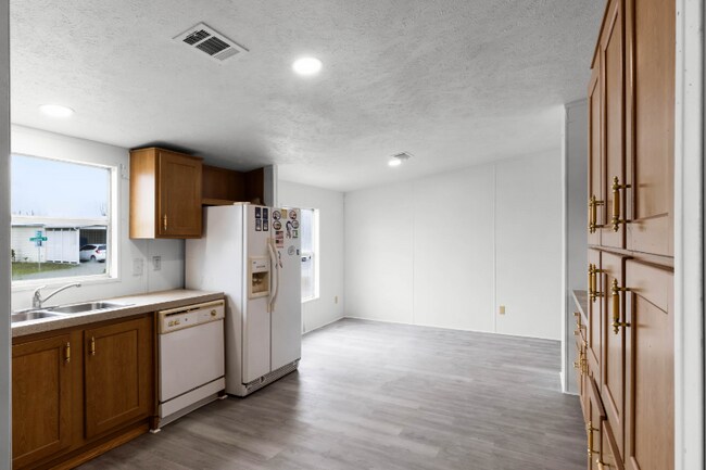 Building Photo - 571 Lindsey Dr