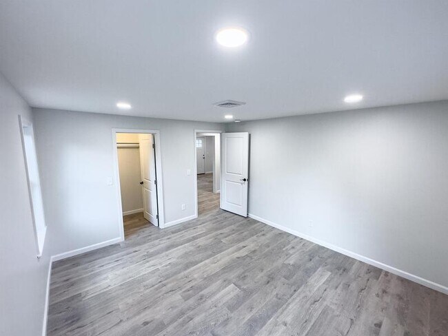 Building Photo - 453 Vineyard Ave