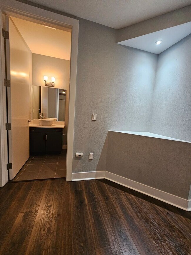 Building Photo - Congress Park High Rise Living! Huge Main Floor 2 Bed 2 Bath