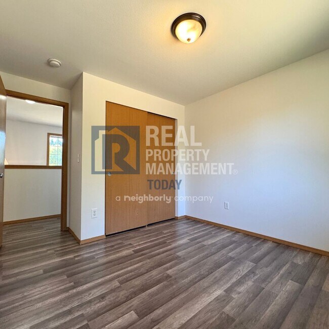 Building Photo - Akshanx LLC - 425/427 (Cascade Group - Sil...