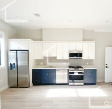 Building Photo - Renovated 3 bed and 2 bath with in unit la...