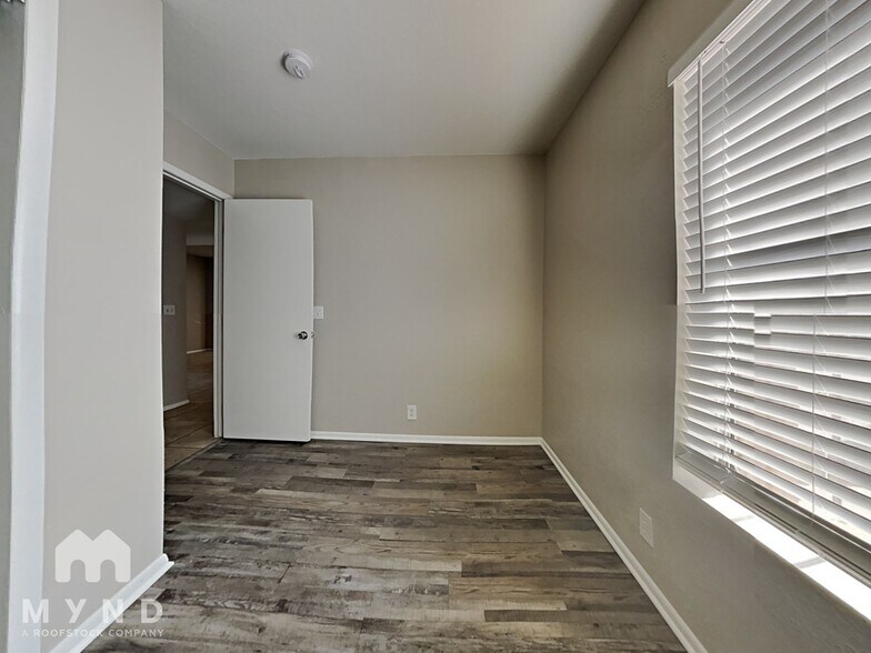 Building Photo - 4608 W Lewis Ave