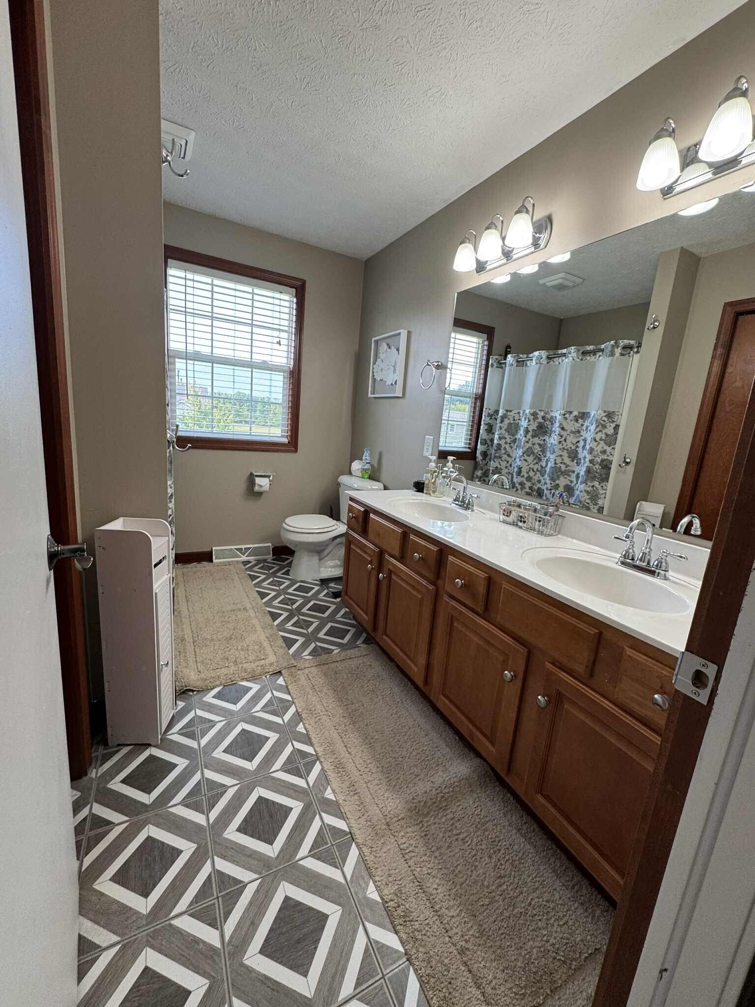 Building Photo - 4 Compass Point Ct