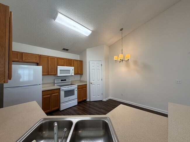 Building Photo - Comfort, Convenience & a Fresh Start in Palm Coast!