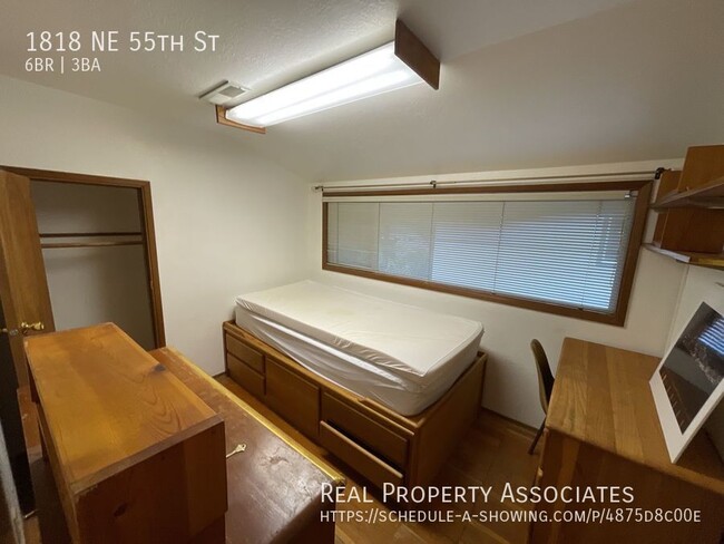 Building Photo - 1818 NE 55th St