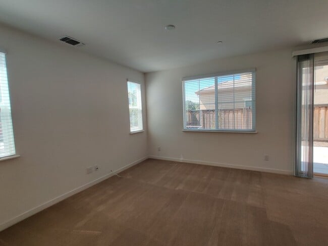 Building Photo - Beautiful 3 bedroom, 2.5 bathroom in Roseville!