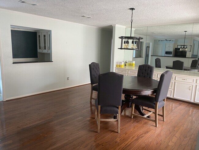 Building Photo - 5 Bendwood Dr