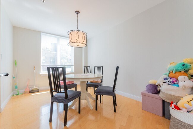 Building Photo - Amazing Brookline 3 bed 2.5 bath....