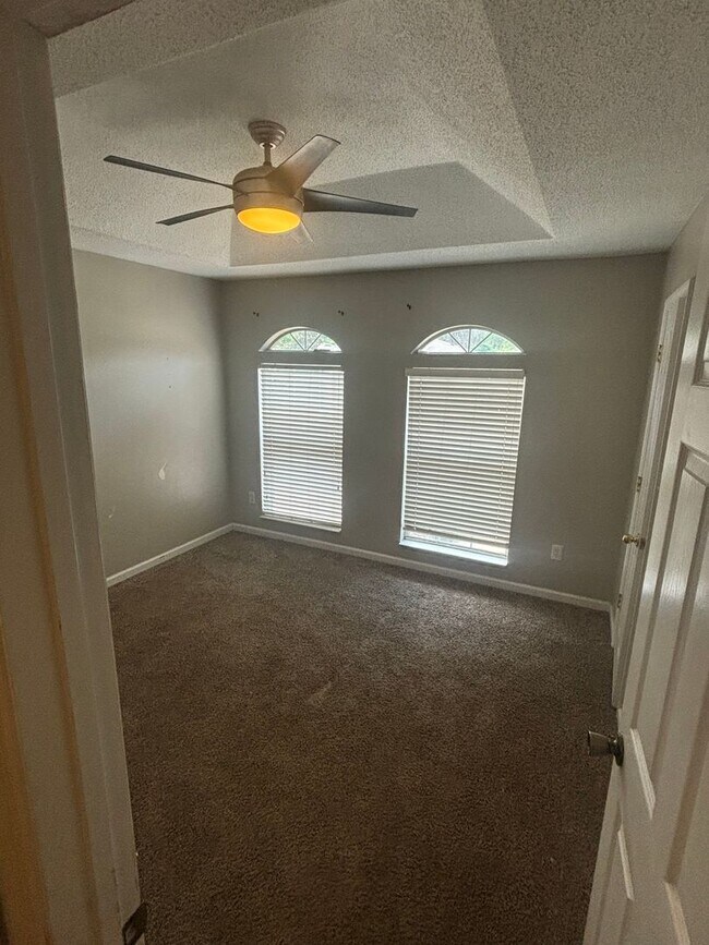 Building Photo - Spacious 3 BR 3 BA in Great Location!