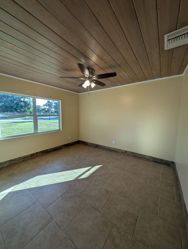 Building Photo - 815 NW River Shores Blvd