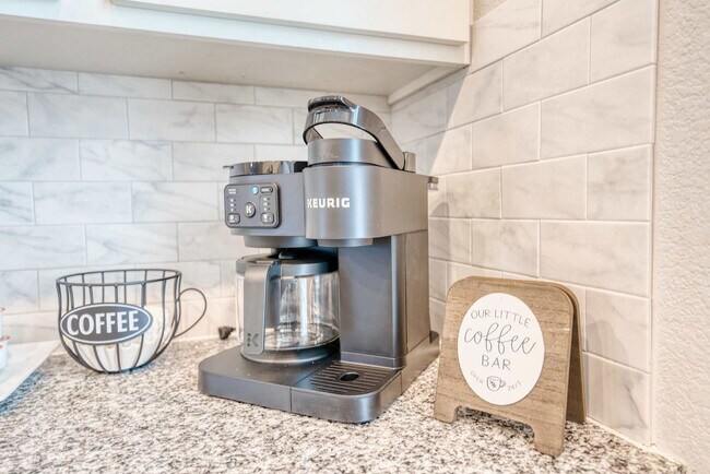 Building Photo - 909 W Eagle St