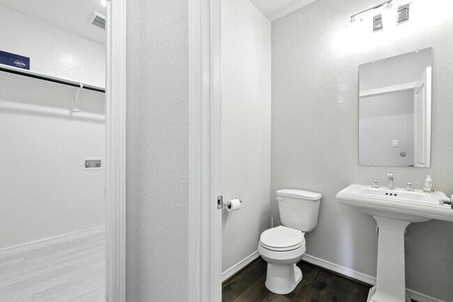 Building Photo - 1610 Rosedale Dr