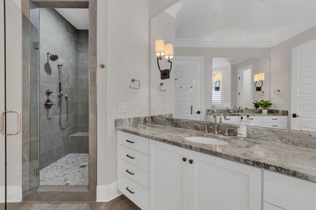 Building Photo - Rent Unfurnished or Fully Furnished - 4 Be...