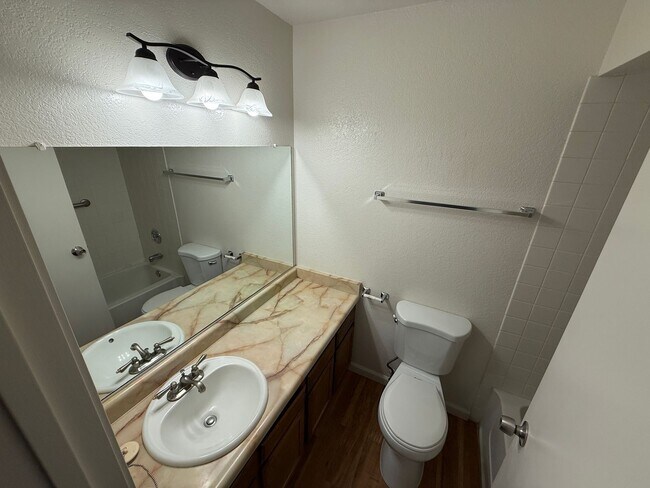 Building Photo - 2 bed 1 bath downstairs unit with great views of the city.