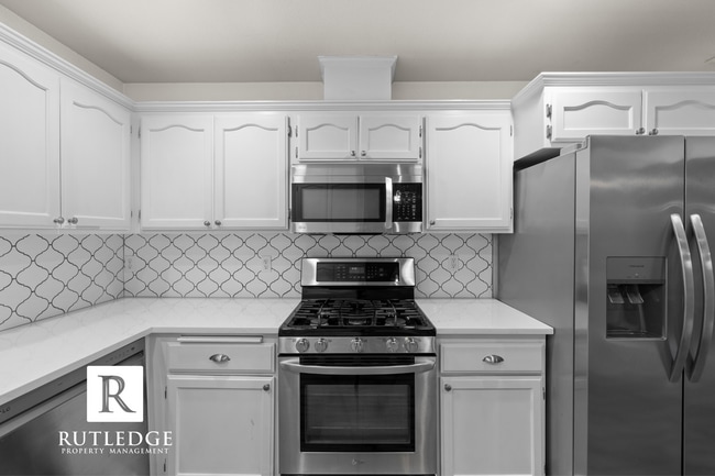 Building Photo - 3 Bedroom + Office in Central Point!