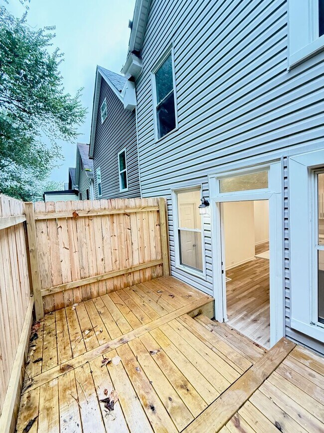 Building Photo - Newly Remodeled 2 or 3 Bedroom In Upper La...