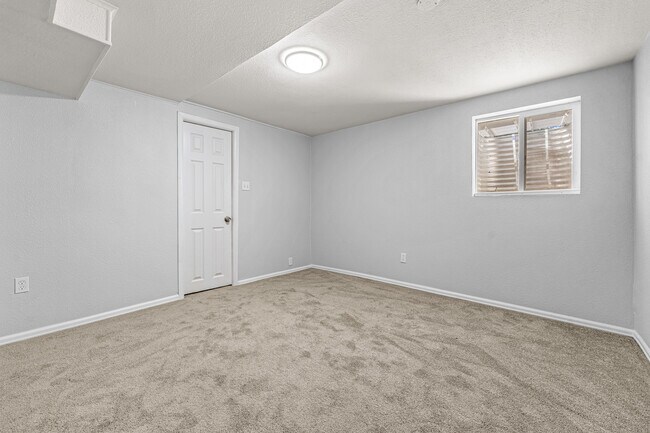 Building Photo - 3512 W Berry Dr