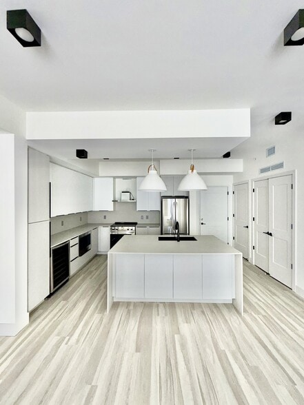 Building Photo - 18631 NE 25th Pl