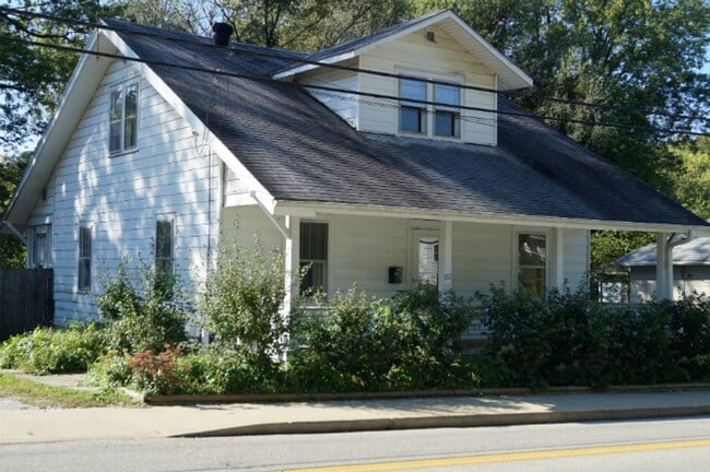 Building Photo - 817 W 11th St