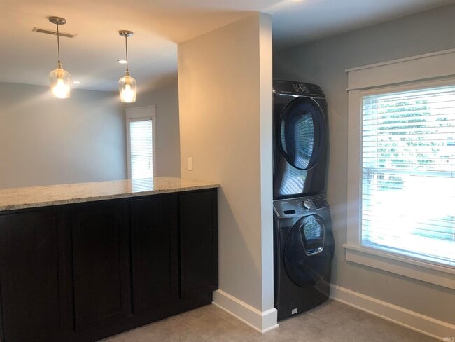 Building Photo - 729 E Hunter Ave