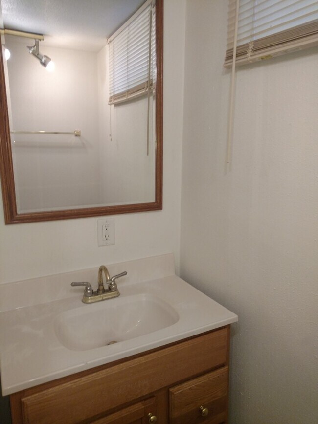 Building Photo - Now leasing for May 2026! Four Bed/Two Bath