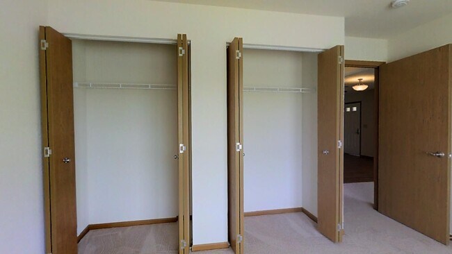 Building Photo - Condo Style Lower 2 Bedroom 2 Bathroom Apartment is Available