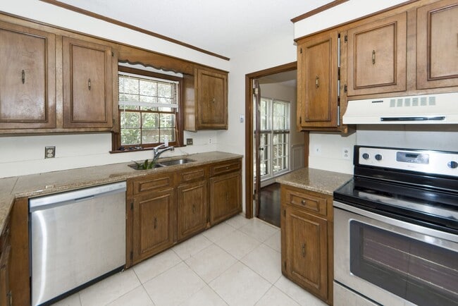 Building Photo - 5 Bedroom 3 Bath Home in Parkshore - Charl...
